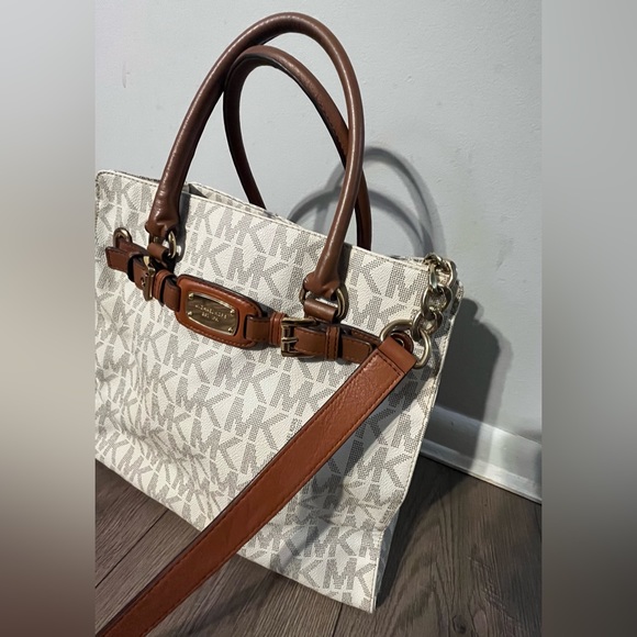 Micheal Kors purse! Like new!! - Picture 2 of 11